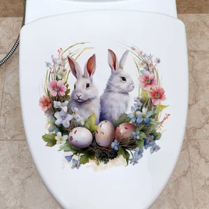 Détail de stickers lapin de Pâques et œufs colorés sur un abattant de WC blanc