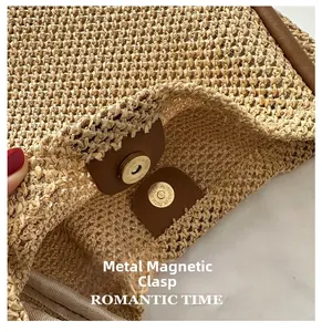 Dettaglio della fibbia magnetica in metallo e trama intrecciata della borsa in paglia