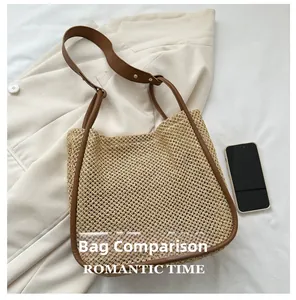 Dettaglio della borsa tote in paglia intrecciata con cinturini in pelle e confronto taglie