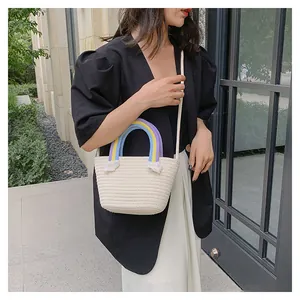 Regenbogen-Baumwolltasche mit lila Griffen, präsentiert von einem Model
