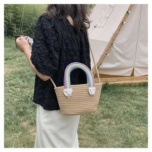 Detailansicht der beigen Baumwolltasche mit Regenbogengriffen und dekorativen Quasten