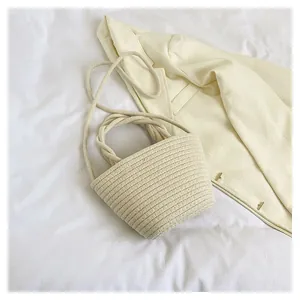 Nahaufnahme der cremefarbenen Strohtasche mit Spiralstruktur für den Sommerurlaub