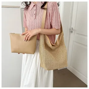 Détail du sac cabas en maille tressée avec pochette intérieure sur un modèle stylé