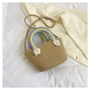 Detailaufnahme der Regenbogen-Griffe und Stroh-Textur der Sommer-Strandtasche