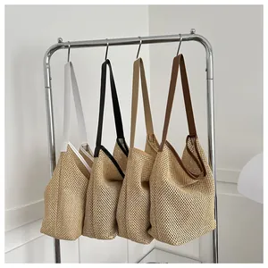 Vue détaillée des sacs cabas en paille tressée en quatre coloris avec maille ajourée