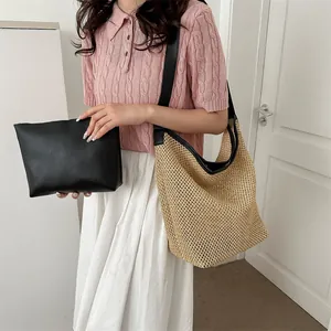 Sac cabas en paille tressée beige avec pochette intérieure noire et bandoulière