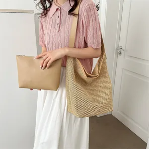 Grand sac cabas en paille tissée beige avec pochette, idéal pour les sorties d'été à la plage