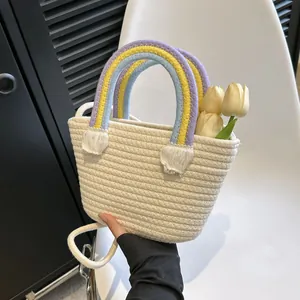 Schicke gewebte Baumwolltasche mit bunten Regenbogen-Griffen und Quasten für den Strand