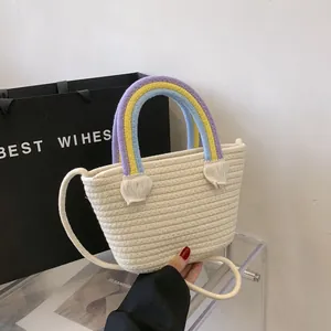 Weiße Baumwoll-Strandtasche mit regenbogenfarbenem Griff und Umhängeriemen