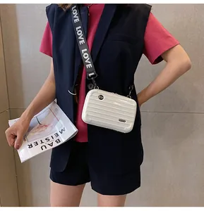 Mini borsa rigida a valigetta bianca con ampia tracolla logata per uno stile moderno