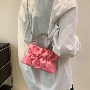 Sac nuage froncé rose avec poignée en strass brillants et bandoulière en chaîne