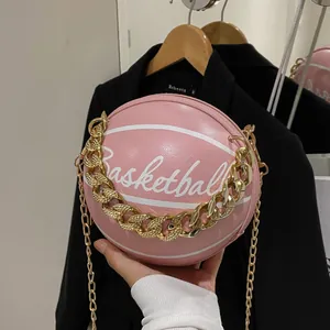 Borsa a tracolla rosa a forma di basket con catena dorata e finitura in ecopelle martellata