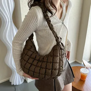 Sac hobo matelassé marron foncé avec bandoulière à volants et nœud pour femmes