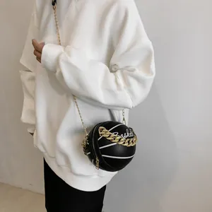Borsa a tracolla creativa a forma di basket nera con catena dorata e stampa bianca