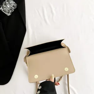 Piccola borsa a tracolla beige da donna con doppia fibbia magnetica e catenella