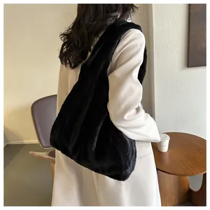 Détail d'un grand sac hobo noir en fausse fourrure avec une texture douce en peluche