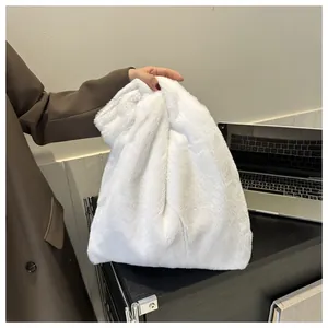 Gros plan du sac cabas blanc en fausse fourrure montrant la texture douce et le design