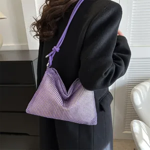 Sac hobo violet en résille de strass avec bandoulière nouée, vue latérale sur modèle