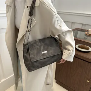 Borsa tote vintage marrone scuro con catena, effetto scamosciato e placca in metallo