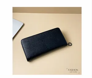 Dettaglio del portafoglio lungo in pelle nera con cerniera in metallo vintage
