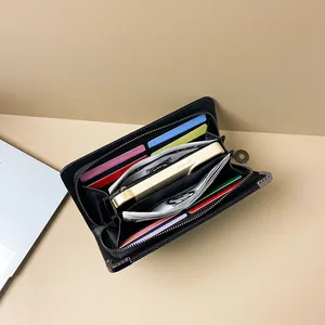 Portafoglio lungo teschio alla moda con scomparti per carte e bordi metallici per uomo e donna