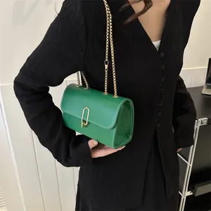 Sac bandoulière vert style français avec chaîne dorée et surpiqûres blanches