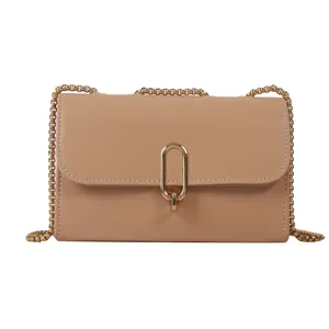 Sac bandoulière carré en cuir marron clair avec chaîne dorée et boucle métallique