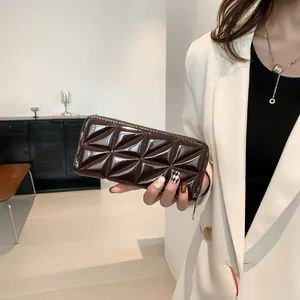 Portefeuille femme en cuir verni chocolat avec motif matelassé et zip élégant