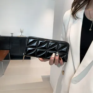 Portefeuille pochette femme noir brillant avec motif géométrique 3D et fermeture éclair