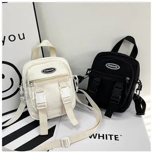 Detail van zwarte en witte nylon crossbodytassen met dubbele gespen en modieus logo