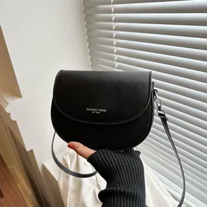 Sacoche de Selle en Cuir PU Minimaliste pour Femme Sac à Bandoulière Rétro Avec Sangle Réglable Imprimé Lettres Sac à Main Mode