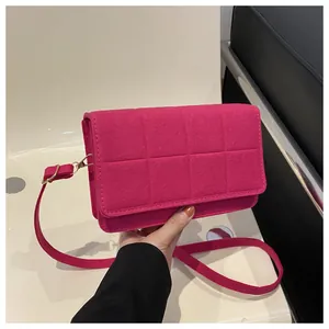 Detailansicht der magentafarbenen Filztasche mit Steppmuster, Klappe und verstellbarem Gurt