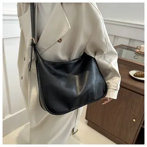Detail einer minimalistischen schwarzen großen Shopper-Tasche mit mattem Leder an Model