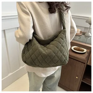 Détail du sac hobo en velours côtelé vert olive avec texture à losanges surpiqués