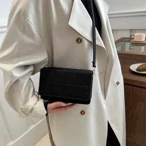 Schicke schwarze gesteppte Filz-Umhängetasche im minimalistischen Design für Damen