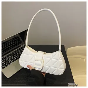Dettaglio borsa baguette bianca trapuntata con fibbia quadrata in un contesto lifestyle