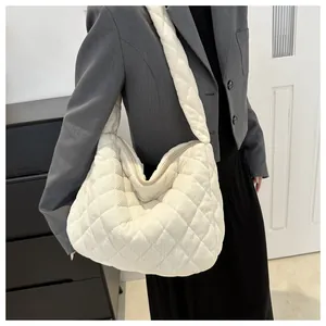 Détail du grand sac hobo matelassé en velours côtelé blanc et sa texture souple