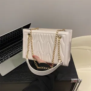 Damen Gesteppte Achseltasche PU Leder V-Förmige Schultertasche Mit Goldener Kette Mode Umhängetasche Einfarbig Schicke Handtasche