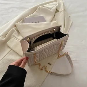 Gesteppte cremefarbene Kettenschultertasche mit Innenfächern für elegante Damen