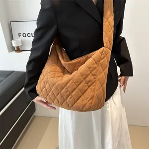 Sac bandoulière marron en velours côtelé matelassé à grande capacité style hobo nuage