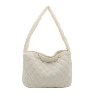 Grand sac hobo en velours côtelé beige avec matelassage en losange et style nuage