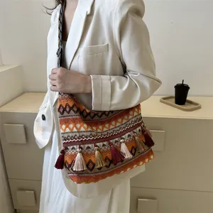 Bolso tote boho de punto con patrones geométricos y borlas de colores vivos