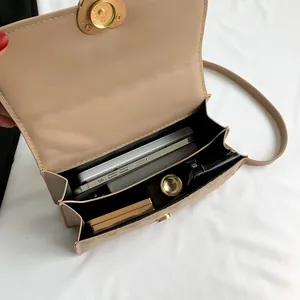 Sac bandoulière matelassé beige avec fermoir cœur montrant les compartiments et la capacité
