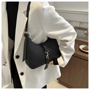 Detail der schwarzen Lederstruktur mit Lychee-Muster und Goldverschluss der Hobo-Tasche