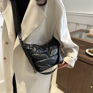 Elegante borsa a tracolla trapuntata nera con tracolla regolabile per la moda invernale