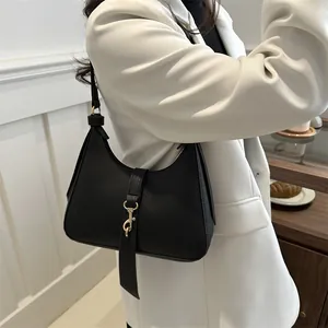 Minimalistische schwarze Halbmond-Tasche mit Litschistruktur und Gold-Beschlag
