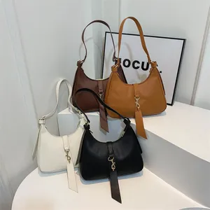 Schultertaschen mit Lychee-Muster in vier Farben auf einem Display für 2024