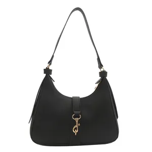 Minimalistische schwarze Hobo-Schultertasche aus genarbtem Leder mit goldenem Verschluss