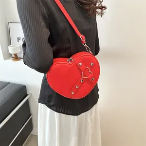 Sac à bandoulière rouge en forme de cœur avec clous argentés et boucle en métal