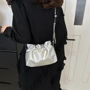 Borsa a spalla nuvola plissettata argento con catena metallica sottile su modella